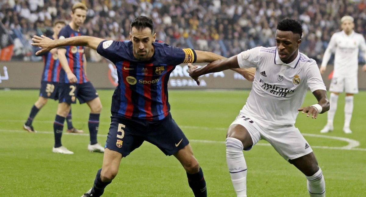 Busquets y Vinicius durante un partido de la Supercopa de España.
