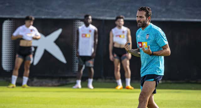 Rubén Baraja alza la voz: frena y pausa salidas, prohíbe los móviles, invita a jugadores a marcharse y se implica con los canteranos