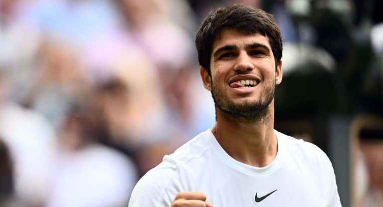 Carlos Alcaraz celebra su victoria ante Holger Rune en los cuartos de final de Wimbledon.