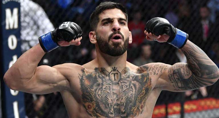 Ilia Topuria celebra un triunfo antes de pelear con Volkanovski.