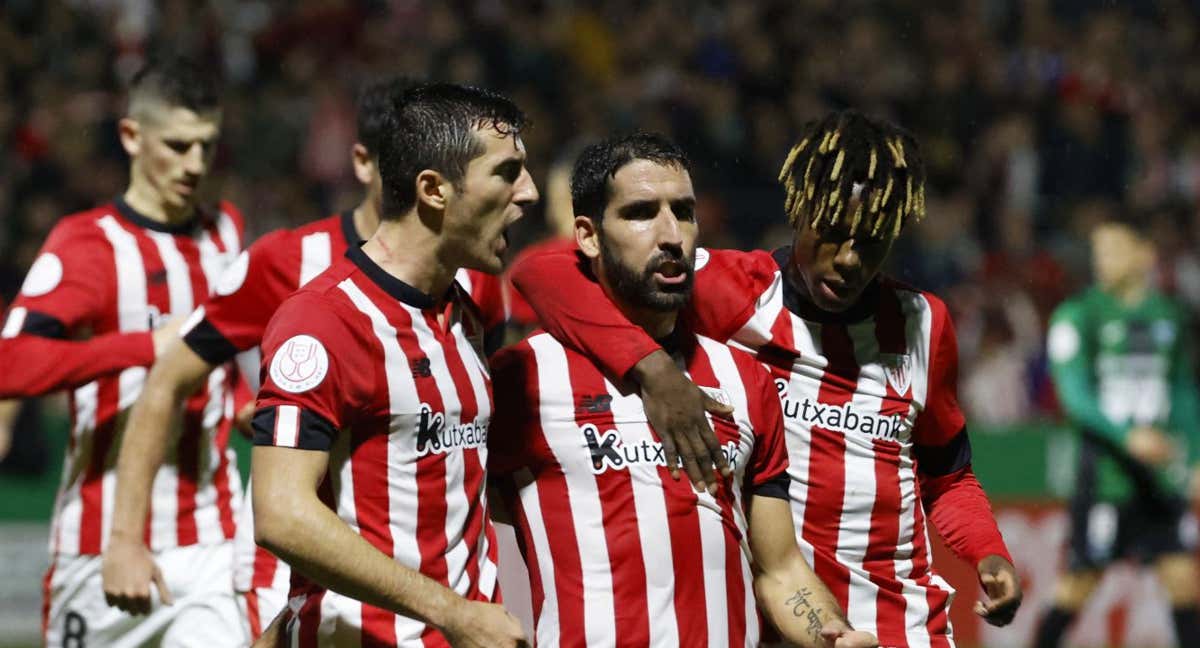 Raúl García celebra uno de los goles de la temporada pasada./EFE