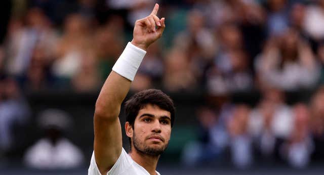 Alcaraz quiere reinar en Wimbledon y se enfrentará a Djokovic para arrebatarle su corona