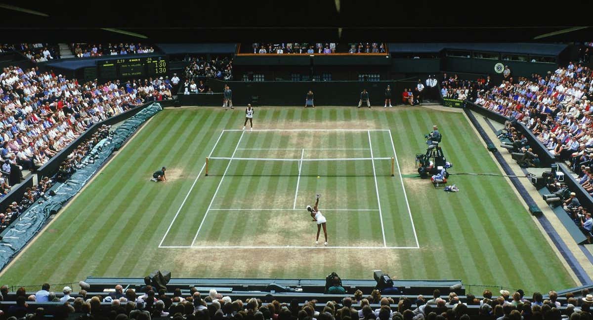 Imagen de la pista central durante la final femenina de Wimbledon 2002 entre Serena y Venus Williams.