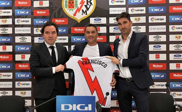 Presa, Francisco y Cobeño en la presentación del nuevo técnico del Rayo.  RAYO VALLECANO