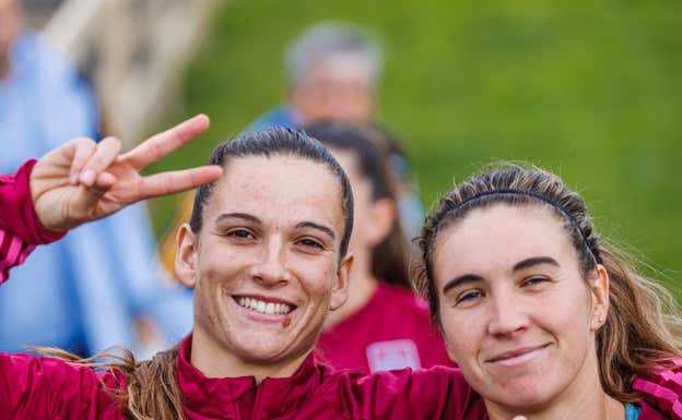 Laia Codina junto a Mariona Caldentey durante un entrenamiento. RFEF
