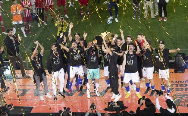 Los jugadores de el Barrio celebran la victoria en la final de la pasada Kings League.  EFE/ MARTA PÉREZ