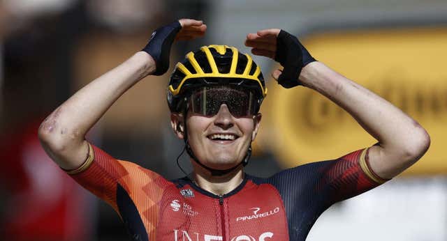 El todavía mortal Carlos Rodríguez se exhibe en Morzine y se mete en el podio