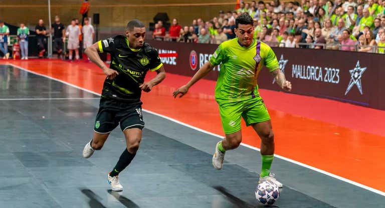 Pauleta persigue a Cléber en la final de la UEFA Futsal Champions League entre el Mallorca Palma Futsal y el Sporting CP de Portugal.