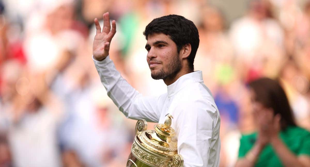 Carlos Alcaraz saluda a los espectadores de Wimbledon tras conquistar el torneo.