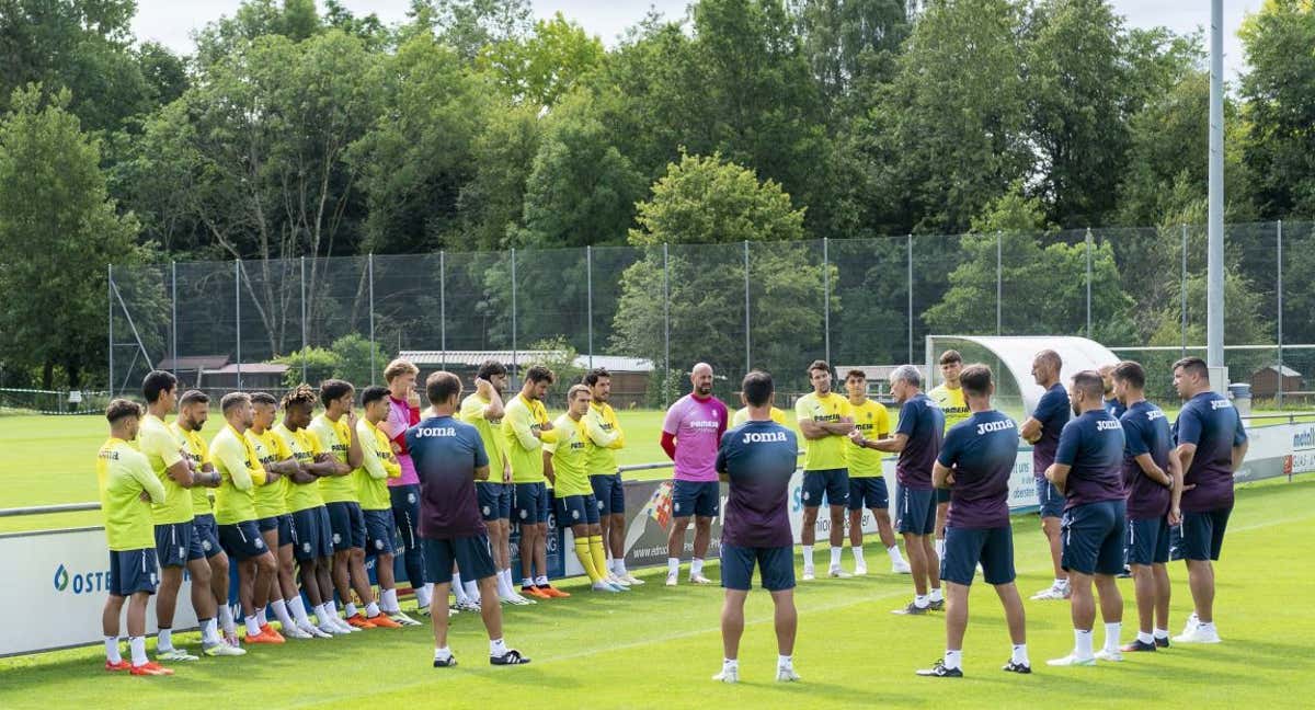 La plantilla del Villarreal de charla con Setién.