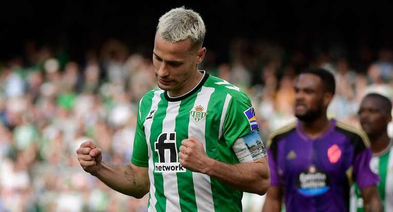 Sergio Canales celebra un gol con el Betis.