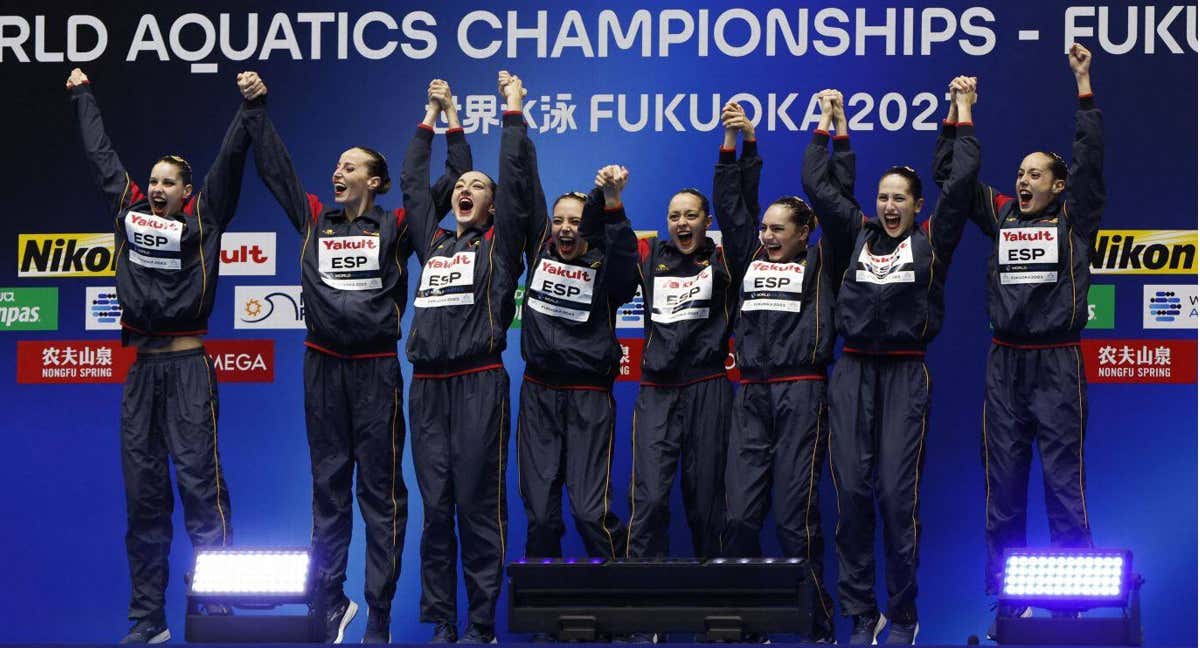 El equipo técnico español durante el ejercicio que le ha dado su primer oro mundial. /REUTERS/Issei Kato