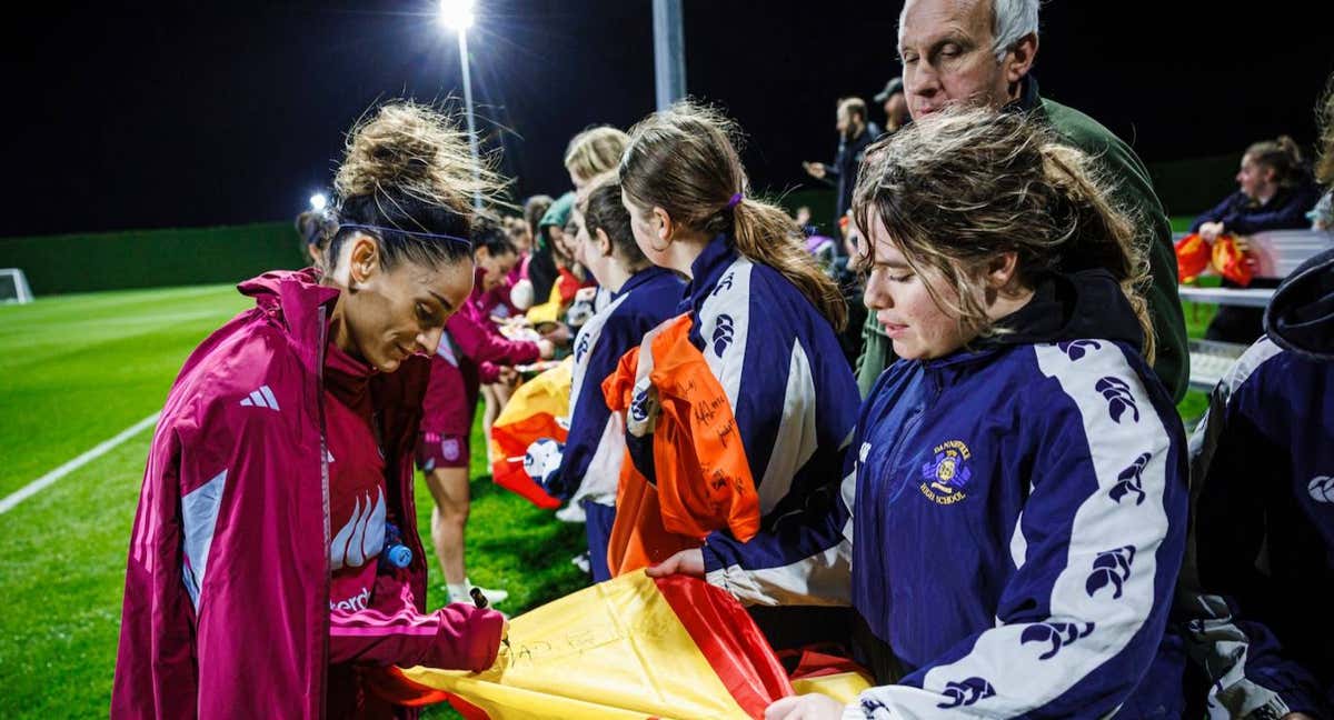 Esther González firma un autógrafo a una joven aficionada en el entrenamiento de ayer a puerta abierta. /@SEFutbolFem