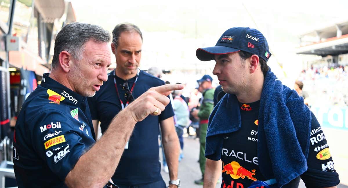 Christian Horner habla con Sergio Pérez durante un gran premio de la F1 2023.
