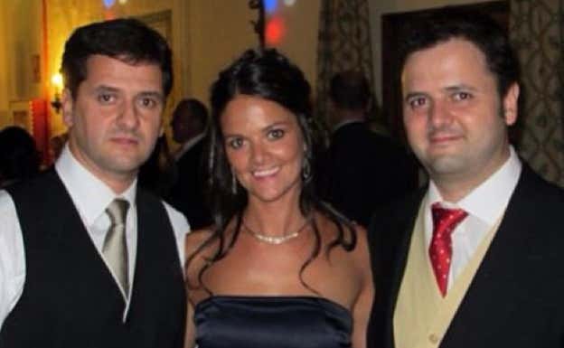 Juni, en una boda de hace años, junto a su hermana Vanessa y su hermano Sergio.  IG