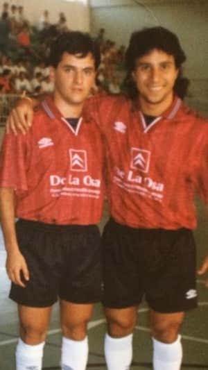 Juni, a la izquierda, junto a su amigo Paulo Roberto.