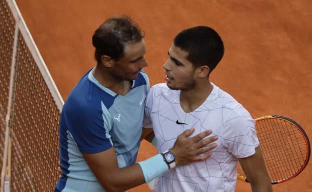 Nadal y Alcaraz, tras enfrentarse en el Mutua Madrid Open en 2022.  EFE/Juanjo Martín