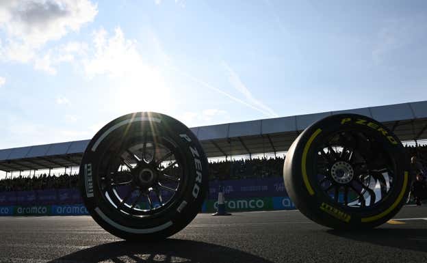 Dos de los compuestos de Pirelli para la F1, expuestos en el circuito de Silverstone. Pirelli F1