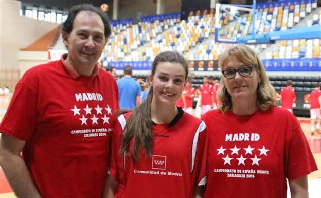 Guillermo Hernangómez y Wonny Geuer con Andrea, la pequeña de la saga. FEB