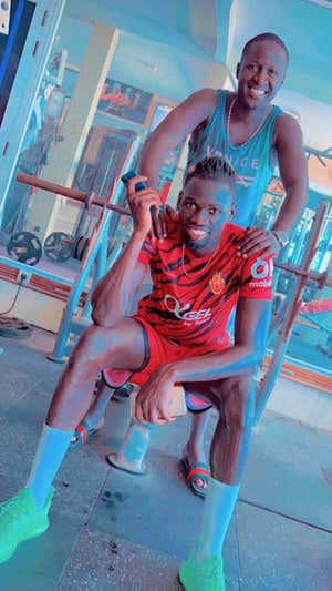 Pathé Ciss se pone a punto en Senegal... ¡con la camiseta del Mallorca!