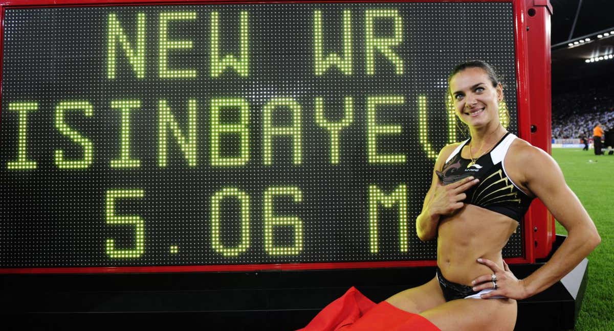 Yelena Isinbayeva tras conseguir un nuevo récord del mundo en 2009 /AP