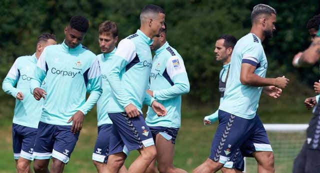 Rayados viaja a España para cerrar a Canales