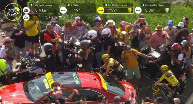 Un coche y una moto frenaron el recital de Vingegaard en Courchevel
