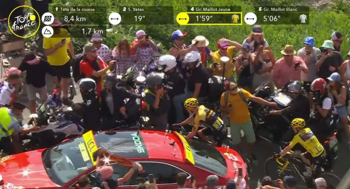 Vingegaard, obstaculizado por un coche.