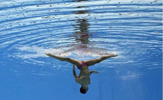 Dennis González durante su rutina de solo libre.  REUTERS/Issei Kato