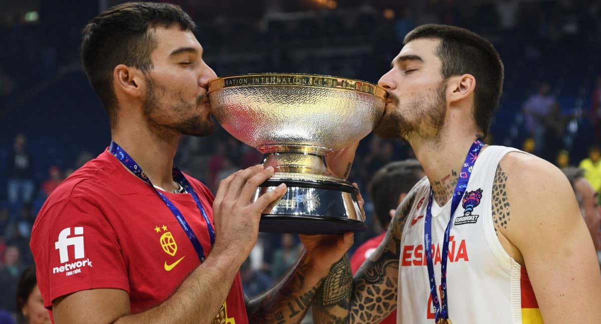 Willy y Juancho Hernángomez besan el trofeo de campeones de Europa./Reuters