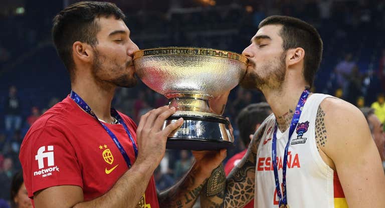 Willy y Juancho Hernángomez besan el trofeo de campeones de Europa.