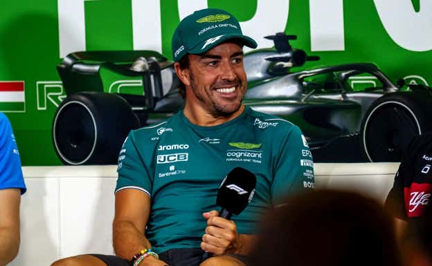Fernando Alonso sonríe este jueves en la rueda de prensa previa al GP de Hungría 2023 de F1.  Aston Martin