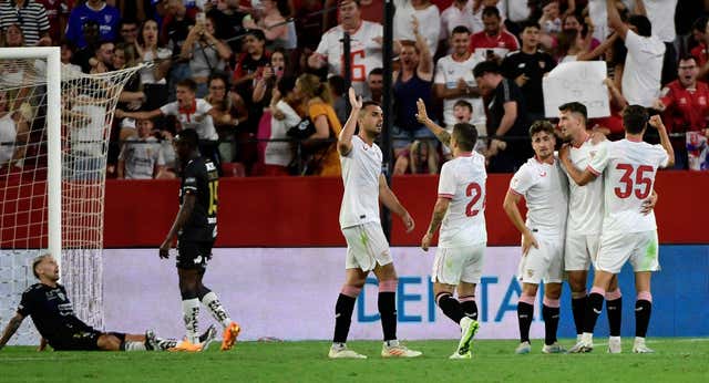 El Sevilla se lleva el nuevo trofeo en la tanda de penaltis