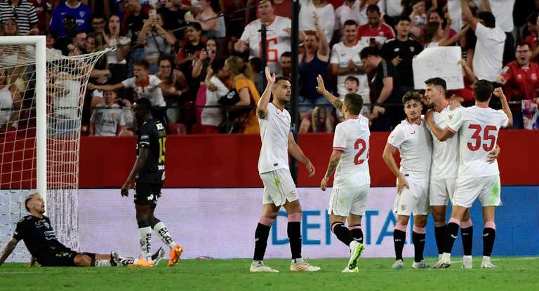 Los jugadores del Sevilla celebran la victoria contra Independiente.
