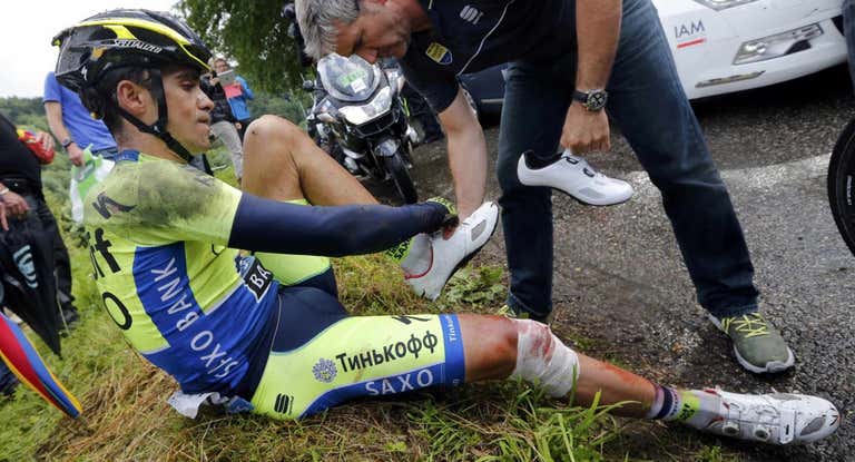 Alberto Contador tras su caída en Petit Ballon, en el Tour de 2014.