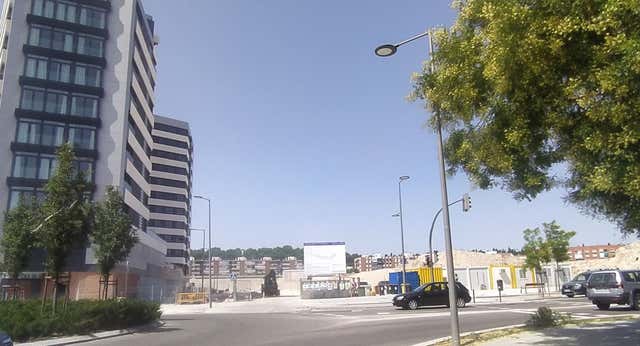 Un paseo por la tumba del Calderón: pisos de lujo y obreros en los bares del Atleti