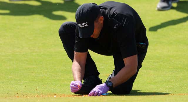 Los activistas ‘naranjas’ también atacan en el Open Británico de golf