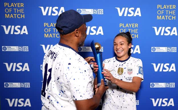 Sophia Smith recibiendo el premio a mejor jugadora del partido.  GETTY