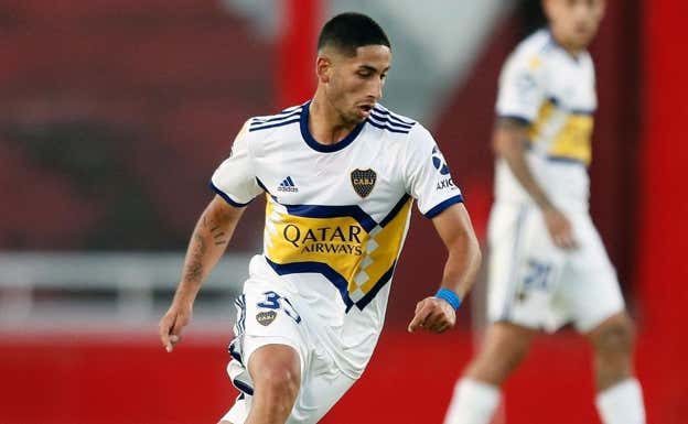Varela jugando un partido con Boca.