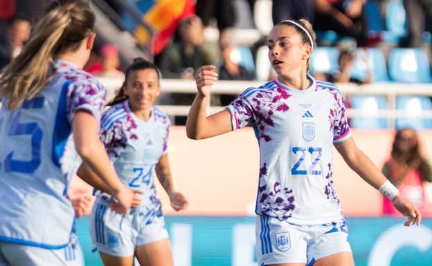 Athenea del Castillo con la segunda equipación de la Selección Española.  RFEF