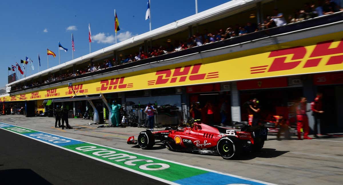 Carlos Sainz sale de una parada en boxes durante el GP de Hungría 2023. /Reuters