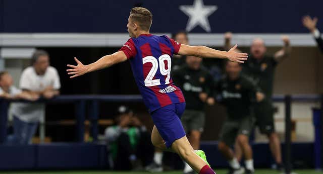 Fermín López pega el estirón: cambió el último año la talla S por la M y ha tardado una semana en convencer a Xavi