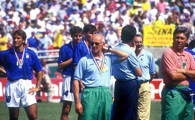 Carlo Ancelotti (derecha de la imagen), tras perder el Mundial de 1994 en el Rose Bowl.