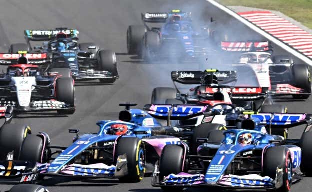 Accidente en la salida del GP de Hungría tras la pasada de frenada de Guanyu ZHou.  AFP