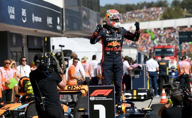 Verstappen, tras su triunfo en Hungría.  AFP