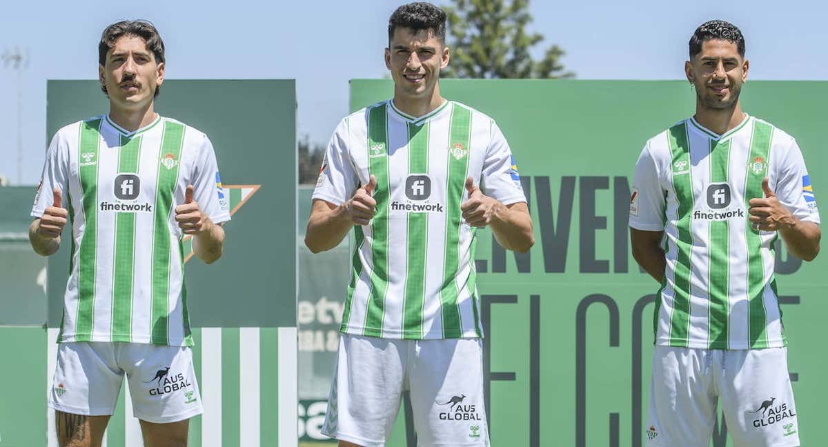 Bellerín, Marc Roca y Ayoze posan en la presentación con el Betis.
