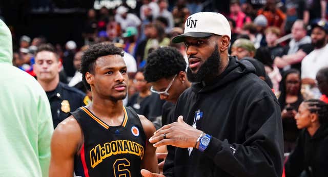 El hijo de LeBron James sufre un paro cardiaco, pero está fuera de peligro