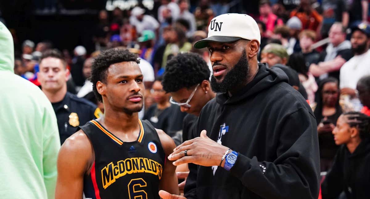 Bronny James, junto a su padre LeBron.