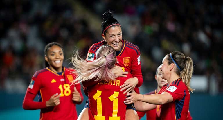 Alexia Putellas y Jenni Hermoso celebran el 2-0 de España ante Zambia en el Mundial.
