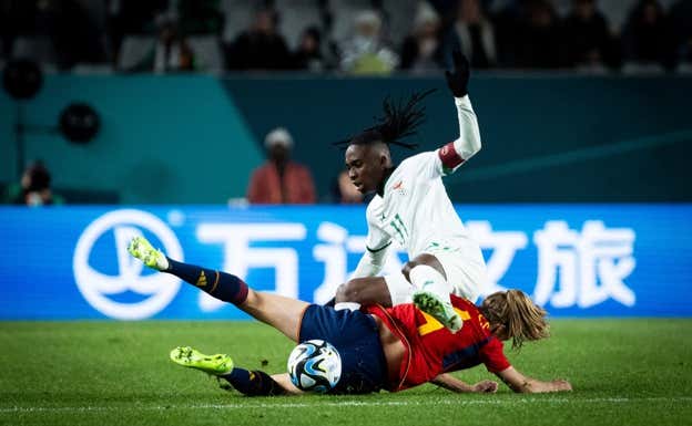 Irene Paredes durante el partido defendiendo a Banda.  RFEF